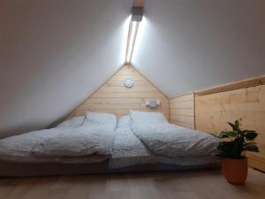 Postel nebo postele na pokoji v ubytování Tomas Old House - River Apartments
