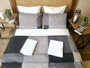 ヨシュカル・オラにあるMini hotel Shale 1の大型ベッド1台(枕2つ付)が備わる客室です。
