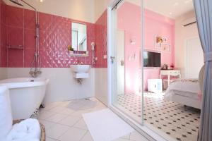 un bagno con vasca, lavandino e doccia di 1999 B&B a Città di Hualien