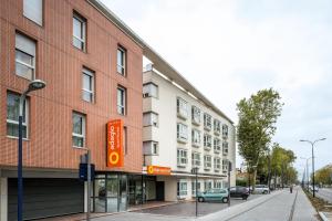 un bâtiment situé sur le côté d'une rue dans l'établissement Aparthotel Adagio Access Paris Clamart, à Clamart