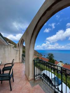 balcone con sedia e vista sull'oceano di voglia di vacanze a Gioiosa Marea