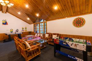 Biliár nebo kulečník v ubytování Zen Manali by Keekoo Stays