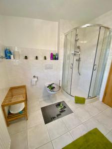 Ένα μπάνιο στο Eine helle gemütliche Wohnung zum Wohlfühlen