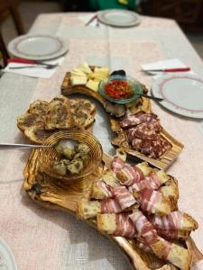 un tavolo con un piatto di cibo su un tavolo di B&B Le Fate a Sonnino