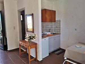 A kitchen or kitchenette at Mare Blue Apartments
