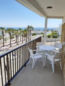 eine Terrasse mit Tisch und Stühlen auf einem Balkon in der Unterkunft Apartamentos Dins Mar Apto. 8 in Torredembarra