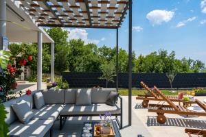 Balkón nebo terasa v ubytování Villa Terra with heated pool