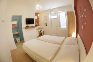 Habitación pequeña con 2 camas y ventana en Zadar Street Apartments and Room, en Zadar