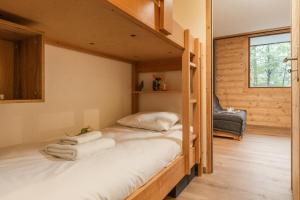 una camera con 2 letti a castello in una cabina di Chamonix Sud - Grepon 102 - Happy Rentals a Chamonix-Mont-Blanc