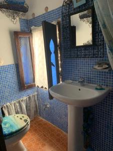 Ένα μπάνιο στο HATHOR ,Casa marroquí con dos terrazas en la Medina antigua , ideal parejas!! WIFI!!