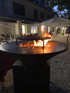 RoselloCasa del Pastore Rosello的夜间院子中间的火坑