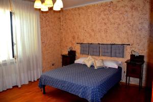 1 dormitorio con 1 cama con edredón azul en Casa vacanze Da Annare', en Contigliano