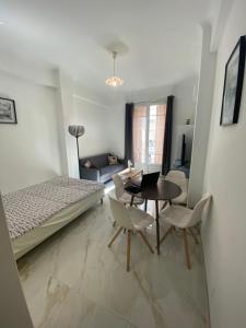 - une chambre avec un lit, une table et des chaises dans l'établissement studio, centre ville, bord de mer,, à Nice