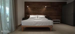 1 dormitorio con 1 cama con sábanas y almohadas blancas en Clori, en Pescia Romana