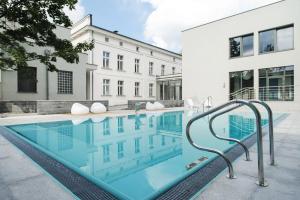 Bazén v ubytování Hotel Pałac Romantyczny nebo v jeho okolí