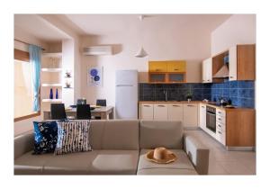 ein Wohnzimmer mit einem Sofa und einer Küche in der Unterkunft Beachfront Blue apt-Ligaria beach in Ligaria