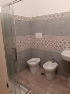 a bathroom with a toilet and a sink at Agriturismo CuoreLieto del Cilento in Corleto Monforte