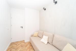 kanapę w salonie z białymi ścianami w obiekcie Redłowo Deluxe Cylkowskiego w mieście Gdynia