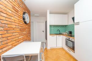 Kuchyňa alebo kuchynka v ubytovaní Przytulny Apartament 3city z Dwiema Sypialniami w Gdyni by Noclegi Renters