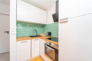 Kuchyňa alebo kuchynka v ubytovaní Przytulny Apartament 3city z Dwiema Sypialniami w Gdyni by Noclegi Renters