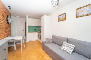 Televízia a/alebo spoločenská miestnosť v ubytovaní Przytulny Apartament 3city z Dwiema Sypialniami w Gdyni by Noclegi Renters