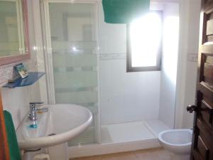 y baño con lavabo y ducha. en El Capistrano en Nerja