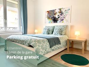 - une chambre avec un lit et une peinture murale dans l'établissement Le Saint-Bernard, à Metz