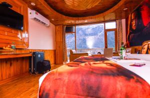 A television and/or entertainment centre at Hotel Smugglers Mountain View - central heated & air Cooled #Free Pick from Volvo Bus Stand