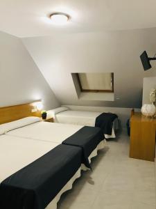 Un pat sau paturi într-o cameră la Hotel Bradomin