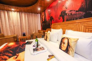 A seating area at Hotel Smugglers Mountain View - central heated & air Cooled #Free Pick from Volvo Bus Stand