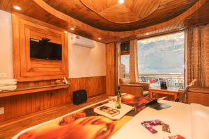 A television and/or entertainment centre at Hotel Smugglers Mountain View - central heated & air Cooled #Free Pick from Volvo Bus Stand