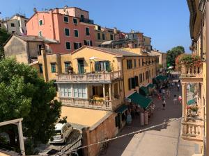uma vista panorâmica de uma rua da cidade com edifícios em Affittacamere Stella di Mare em Levanto