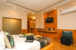 A television and/or entertainment centre at Hotel Smugglers Mountain View - central heated & air Cooled #Free Pick from Volvo Bus Stand