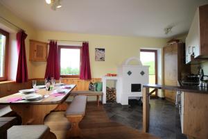 - une cuisine avec une table et une cuisinière dans l'établissement Lodge Pengelstein by Apartment Managers, à Kirchberg in Tirol