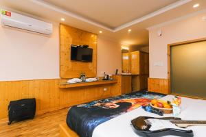A kitchen or kitchenette at Hotel Smugglers Mountain View - central heated & air Cooled #Free Pick from Volvo Bus Stand