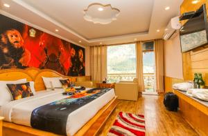 Voodi või voodid majutusasutuse Hotel Smugglers Mountain View - central heated & air Cooled #Free Pick from Volvo Bus Stand toas +37 fotot