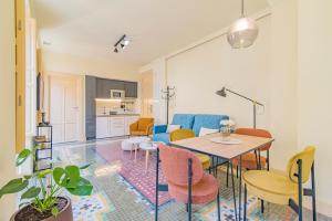 - un salon avec une table et des chaises dans l'établissement Mosaiko Homes Catedral Granada, à Grenade