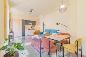 uma sala de estar com mesa e cadeiras em Mosaiko Homes Catedral Granada em Granada