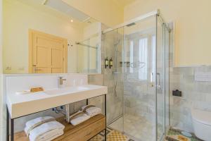 a bathroom with a sink and a shower at Mosaiko Homes Catedral Granada in Granada