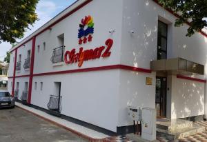 een wit gebouw met een bord aan de zijkant bij Hotel Solymar in Mangalia