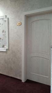 een deur in een kamer met een bord aan de muur bij Hotel Solymar in Mangalia