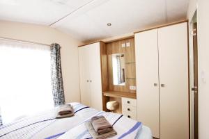 a bedroom with a bed with towels on it at schönes Chalet Tinyhouse in Ostseenähe 13km - sehr ruhige Dorflage in Vogtshagen