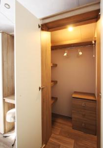 Zimmer mit einem Schrank und einem Holzschrank in der Unterkunft schönes Chalet Tinyhouse in Ostseenähe 13km - sehr ruhige Dorflage in Vogtshagen