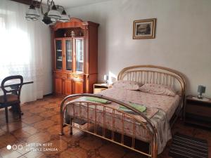 GhilarzaにあるApartment Via Montenegroのベッドルーム1室(ベッド1台、テーブル、キャビネット付)