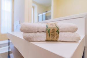 a pile of towels sitting on a counter in a bathroom at Mosaiko Homes Catedral Granada in Granada