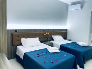 A bed or beds in a room at La Perla Mare Apartments