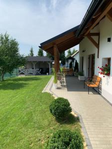 Vonkajšia záhrada v ubytovaní Apartamenty Równia 2