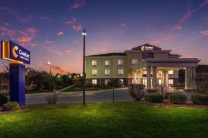 un hotel con un cartel frente a un edificio en Comfort Inn & Suites, en Brevard