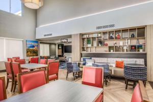 A restaurant or other place to eat at Comfort Inn & Suites