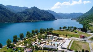 Una vista aérea de un complejo turístico junto a un lago. en Lago Idro Glamping Boutique, en Anfo